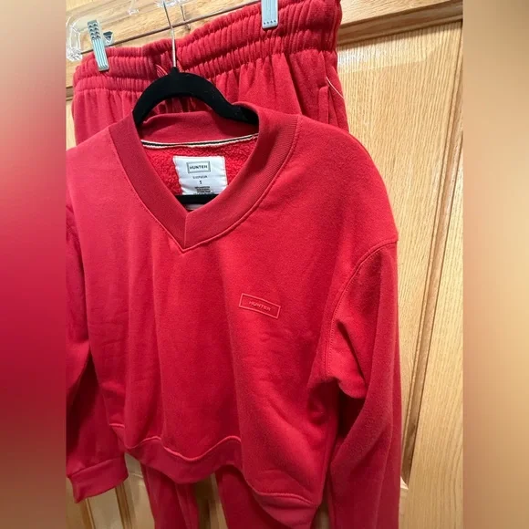 Hunter Sleepwear Red Lounge Set V-Neck Sweatshirt & Cargo Joggers Small NWOT - Picture 6 of 13